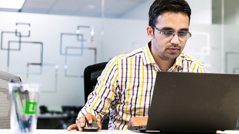 Un trabajador de la tecnología en su empresa