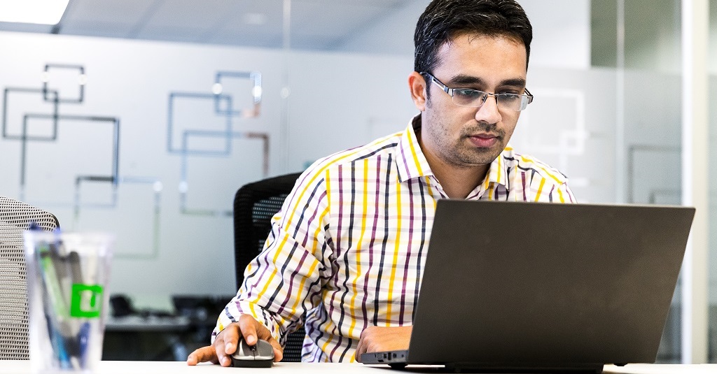 Un trabajador de la tecnología en su empresa