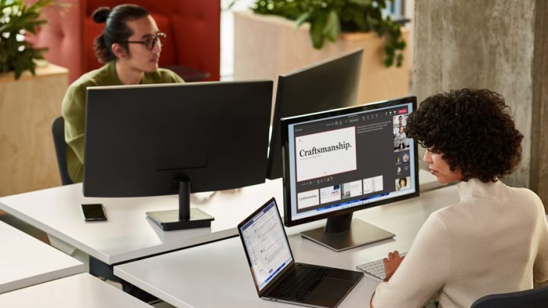 Personas en una oficina abierta trabajando en sus escritorios.