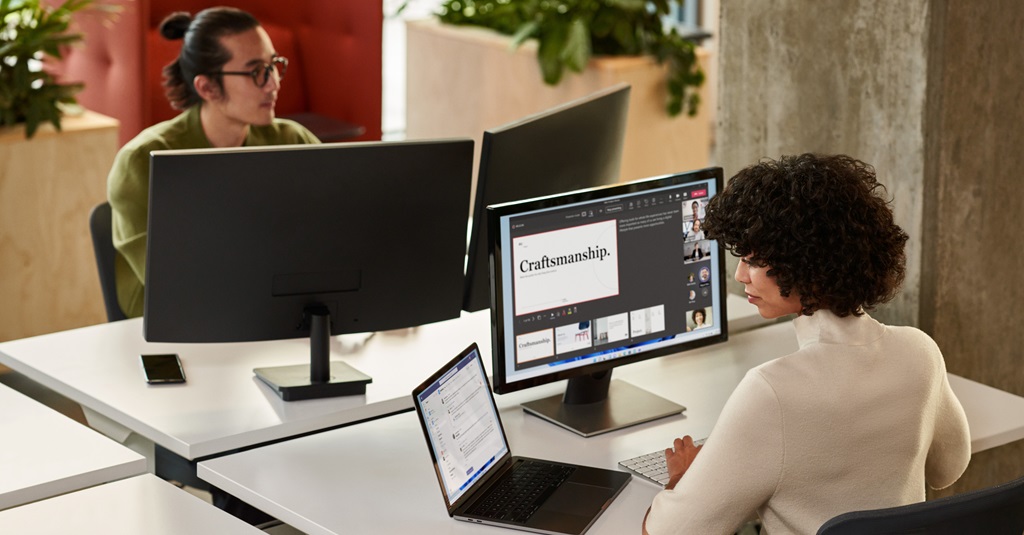 Personas en una oficina abierta trabajando en sus escritorios.