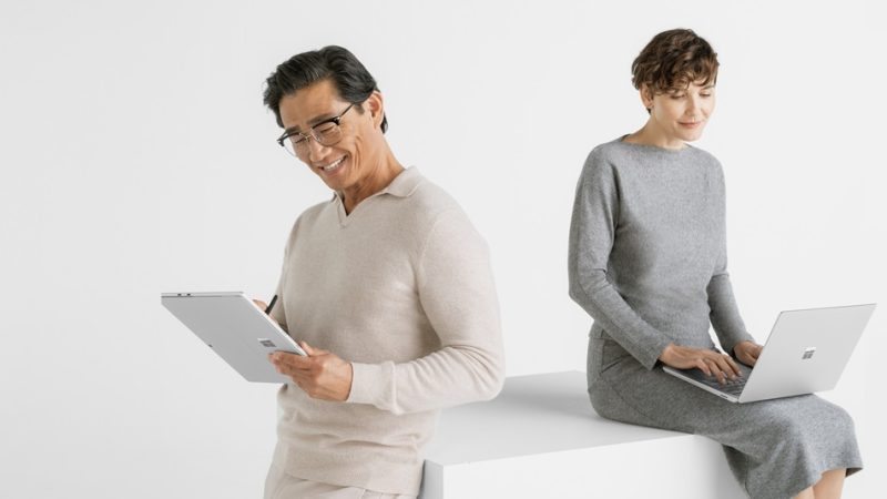 Deux personnes utilisant les nouveaux appareils Surface.