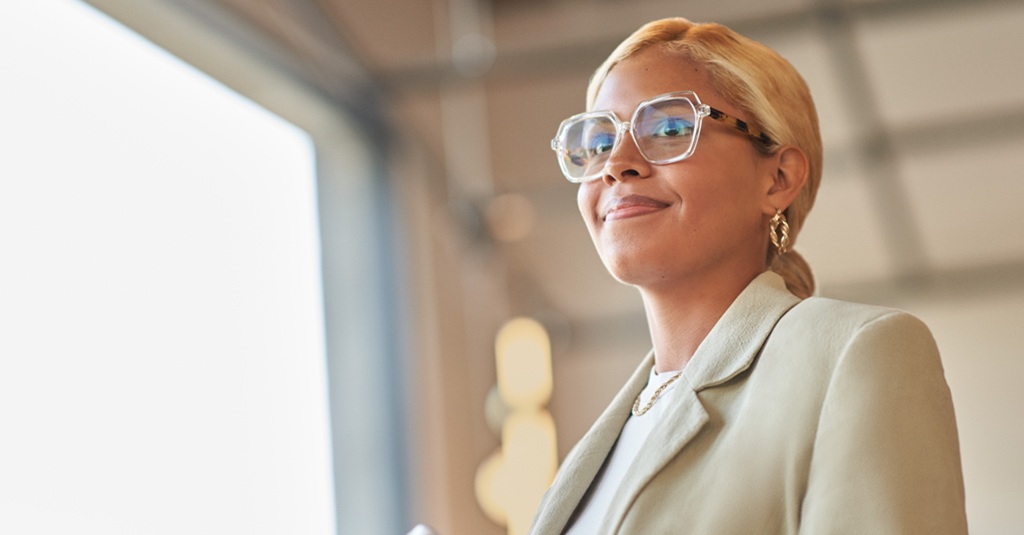 Une jeune femme travaillant dans un magasin de détail.