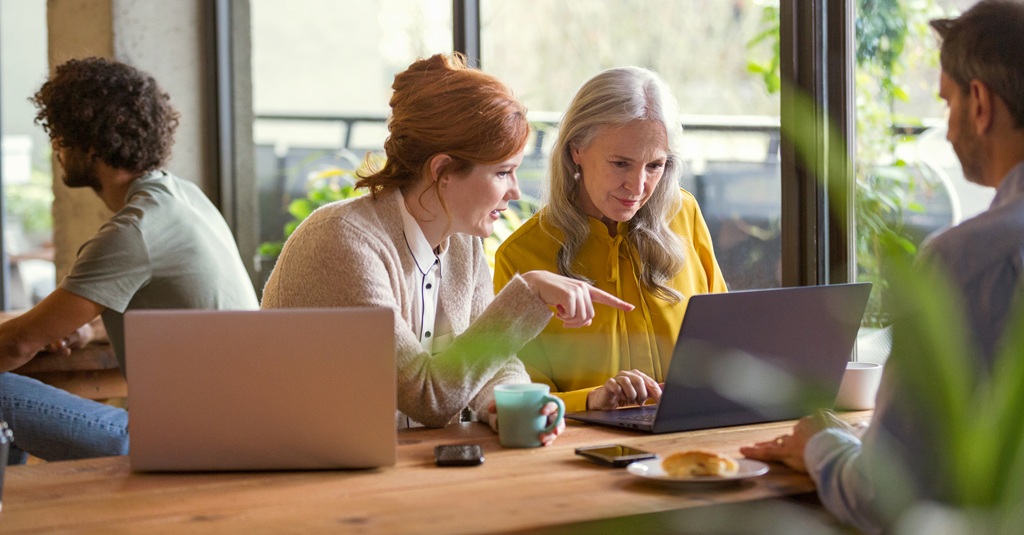 Deux femmes professionnelles regardant un ordinateur portable ensemble.