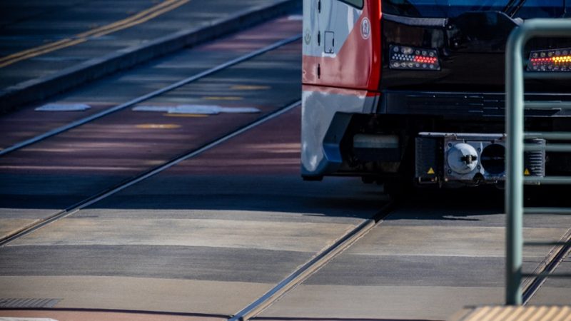 Imagem abstrata de uma seção de trem e trilho de trem.